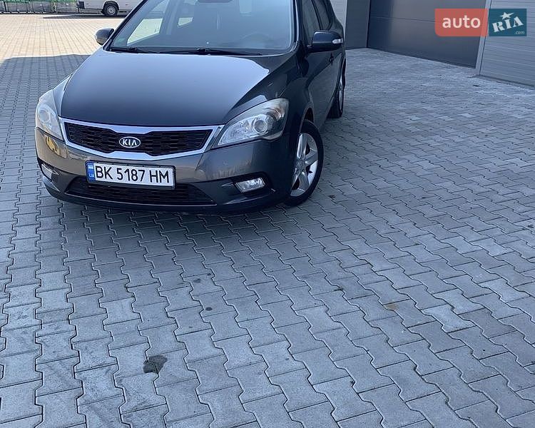 Универсал Kia Ceed 2010 в Сарнах