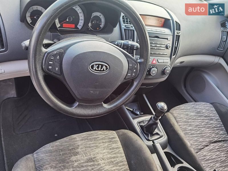 Хэтчбек Kia Ceed 2007 в Сарнах