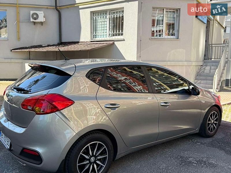 Хэтчбек Kia Ceed 2012 в Ирпене