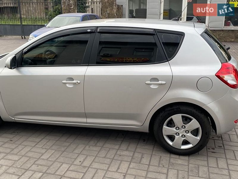 Хетчбек Kia Ceed 2010 в Кам'янському