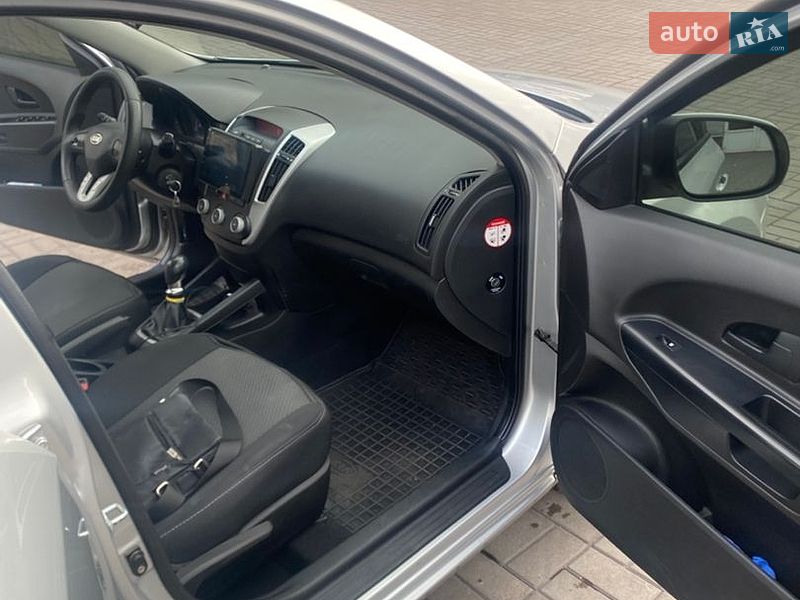 Хетчбек Kia Ceed 2010 в Кам'янському