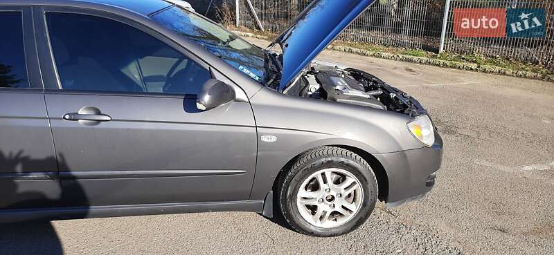 Седан Kia Cerato 2005 в Ужгороде