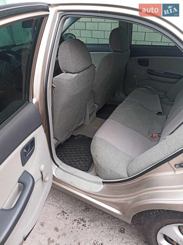 Седан Kia Cerato 2006 в Ромнах