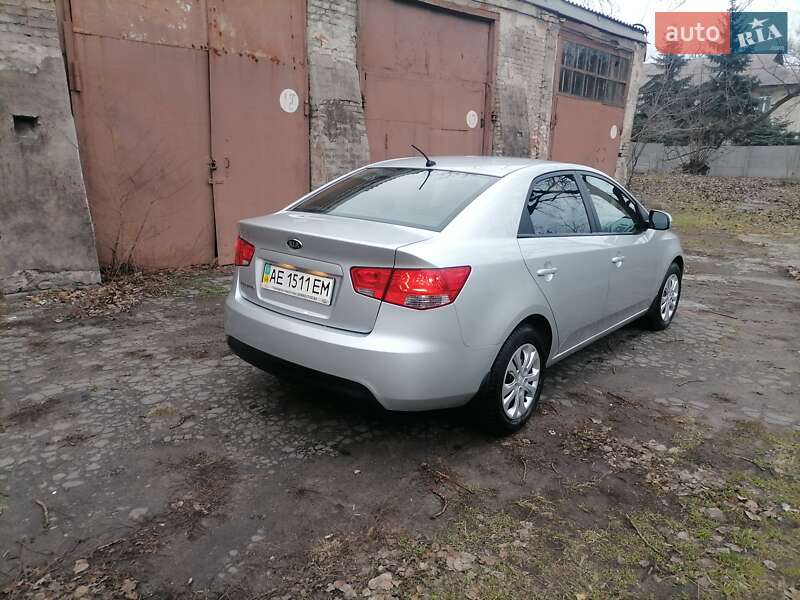 Седан Kia Cerato 2010 в Каменском