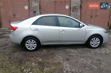 Седан Kia Cerato 2010 в Каменском