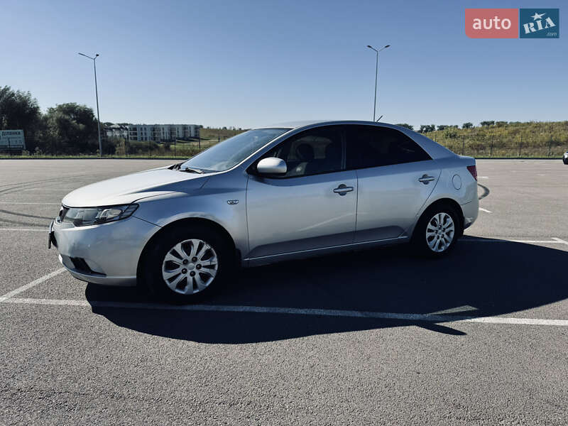 Седан Kia Cerato 2010 в Ровно