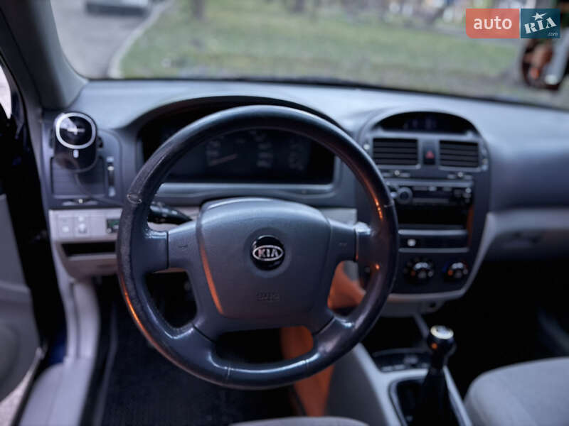 Седан Kia Cerato 2006 в Ровно