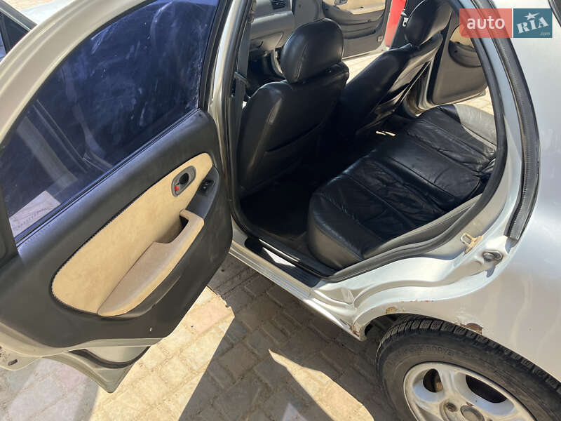 Седан Kia Clarus 2000 в Болграде