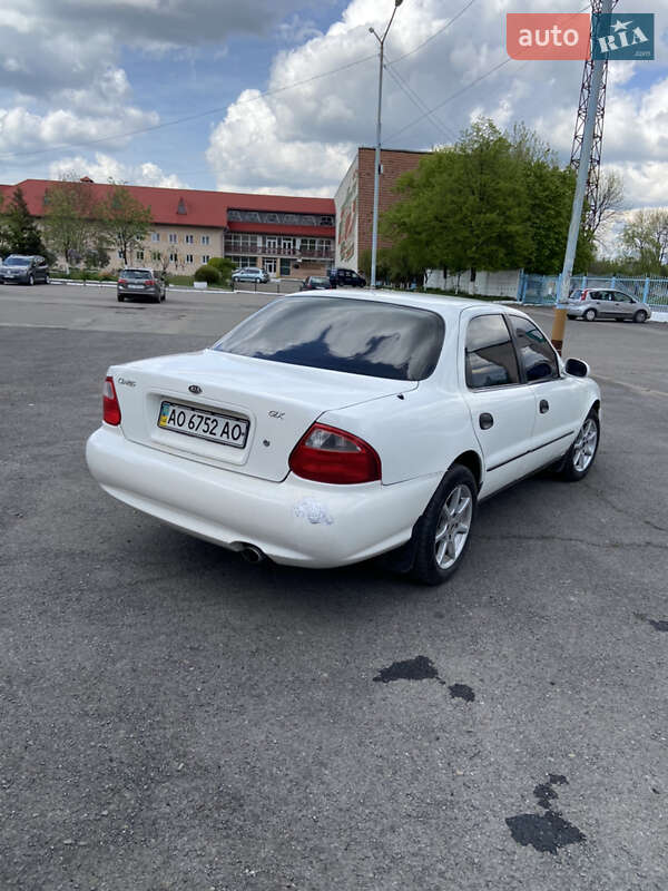Седан Kia Clarus 2000 в Долине