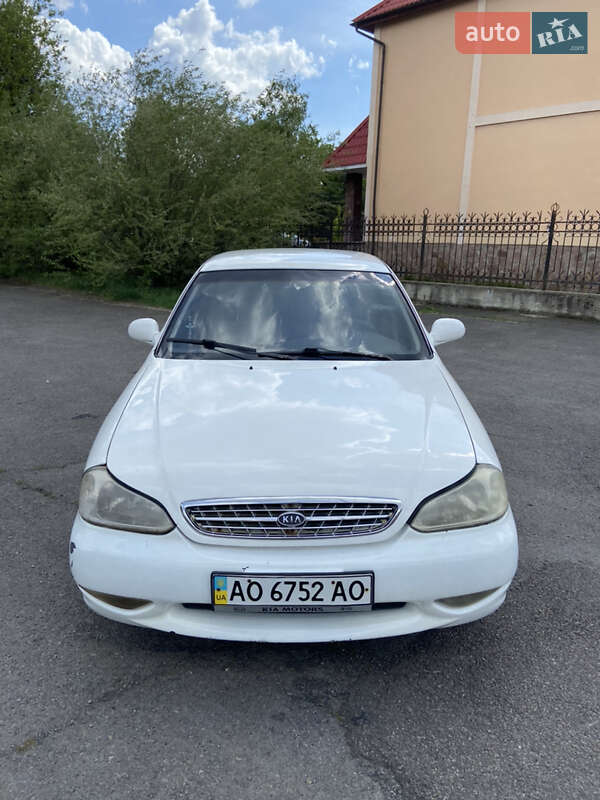 Седан Kia Clarus 2000 в Долине