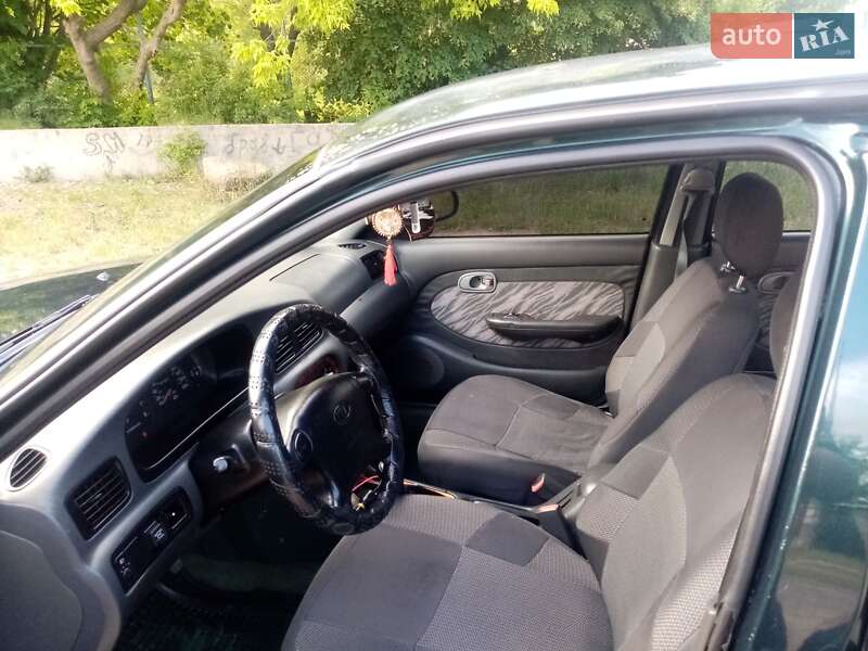 Седан Kia Clarus 1999 в Хмельницькому