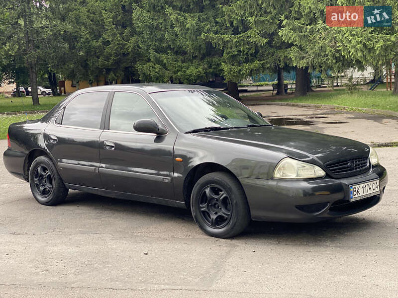 Седан Kia Clarus 1998 в Ровно