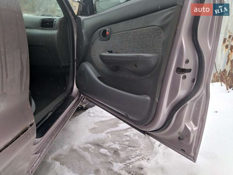 Седан Kia Clarus 1997 в Івано-Франківську