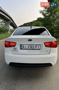 Седан Kia Forte 2010 в 