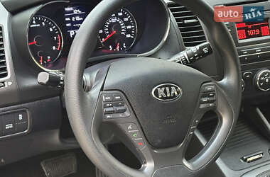 Хэтчбек Kia Forte 2016 в 