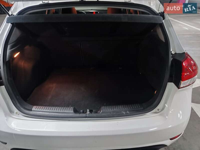 Хэтчбек Kia Forte 2016 в Киеве