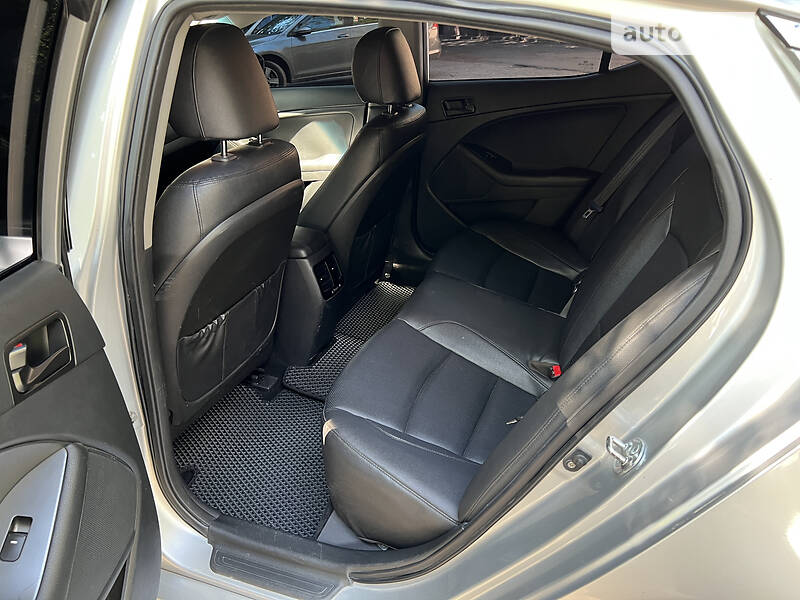 Седан Kia K5 2013 в Дніпрі