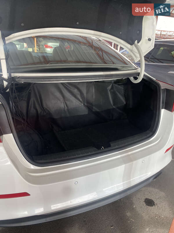 Седан Kia K5 2015 в Одессе