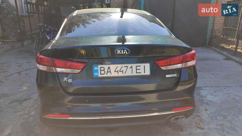 Седан Kia K5 2016 в Александровке