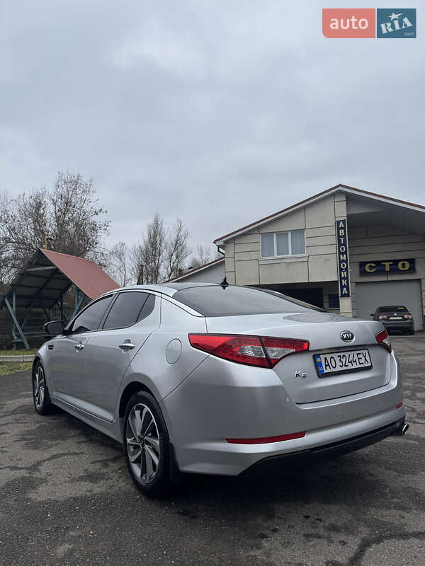 Седан Kia K5 2011 в Тячеві