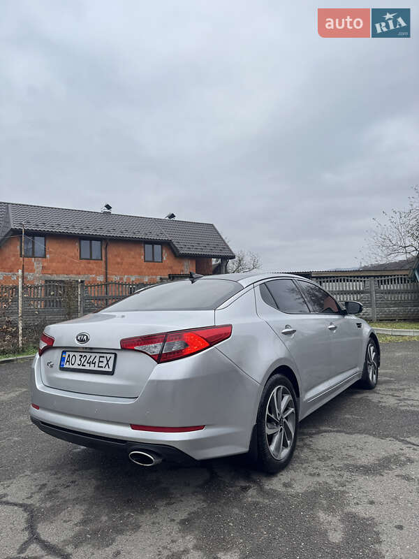 Седан Kia K5 2011 в Тячеві