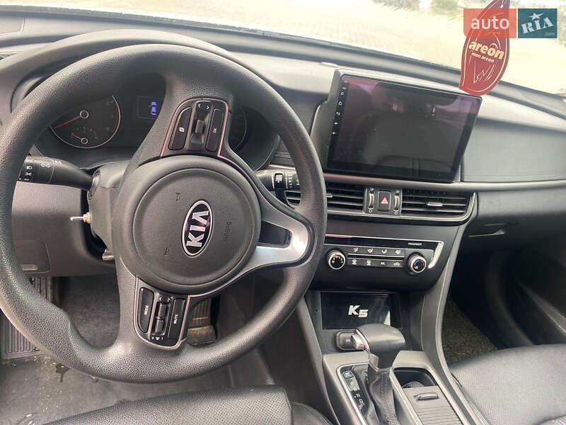 Седан Kia K5 2015 в Луцке