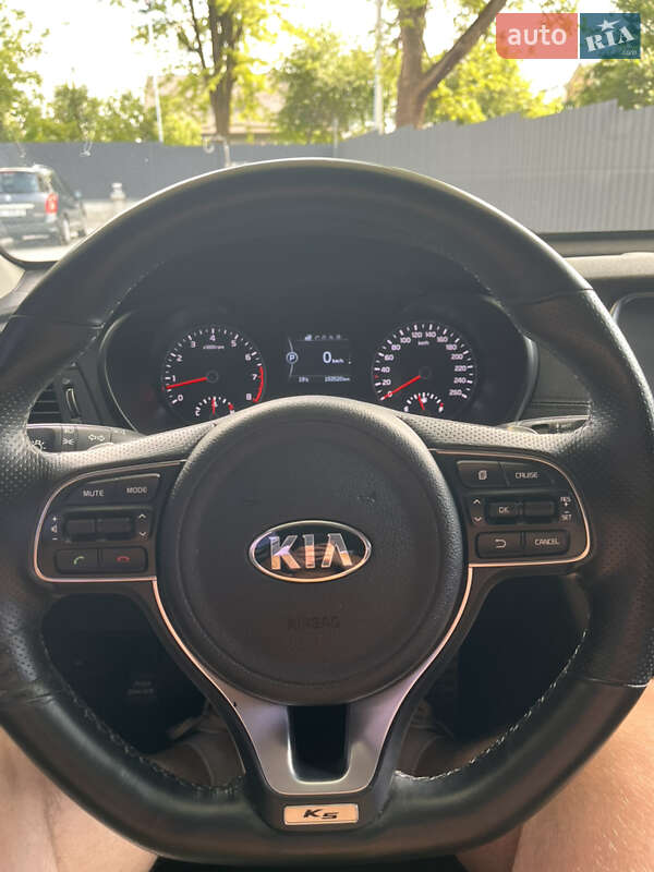 Седан Kia K5 2016 в Луцке