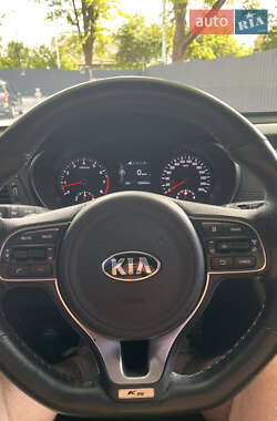 Седан Kia K5 2016 в 