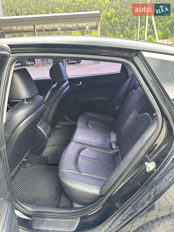 Седан Kia K5 2016 в Яремчі