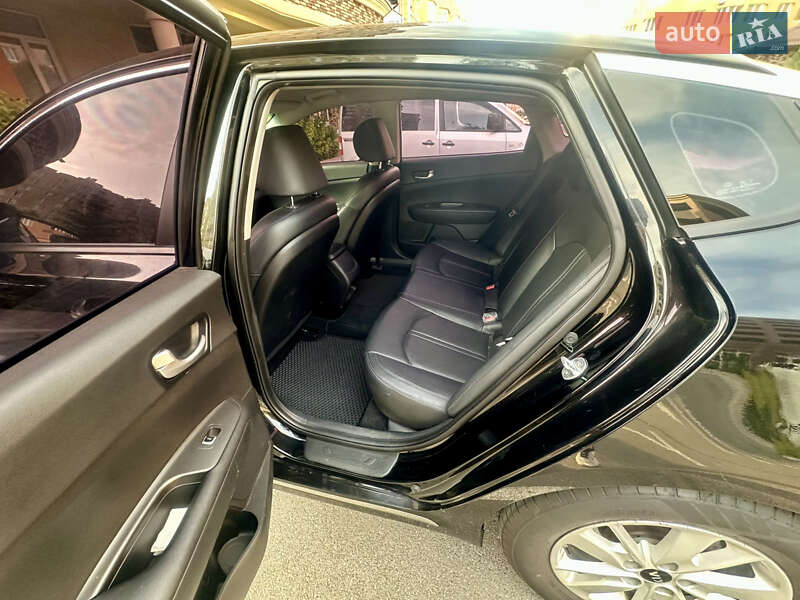 Седан Kia K5 2016 в Киеве