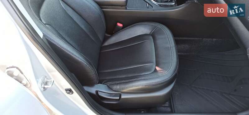 Седан Kia K5 2012 в Полтаве