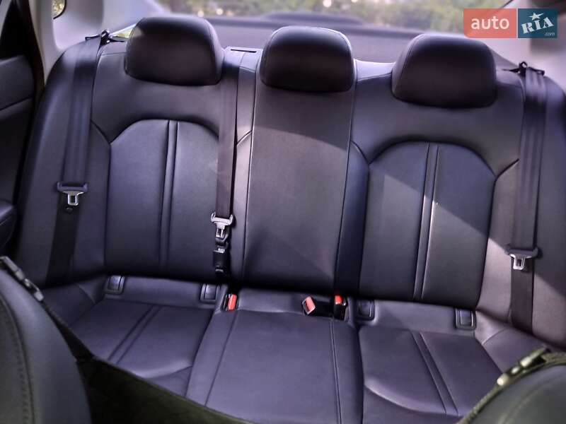 Седан Kia K5 2016 в Одессе