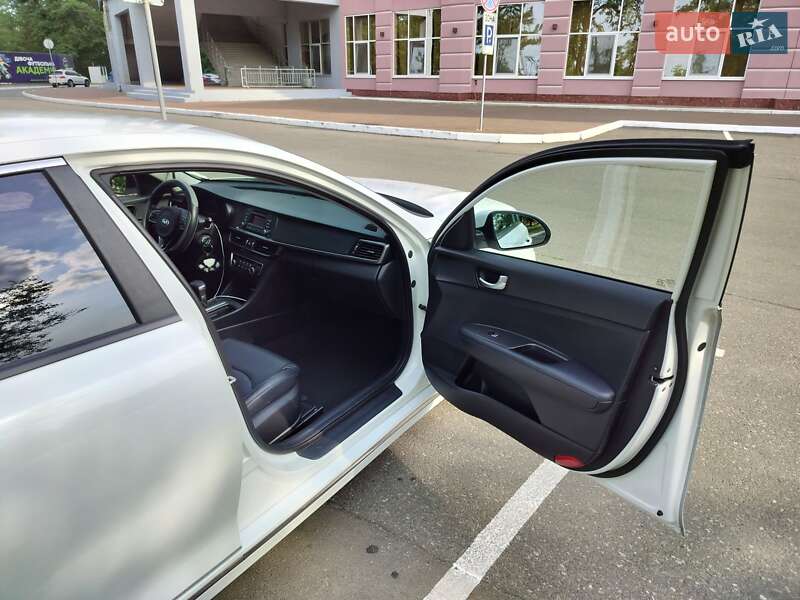 Седан Kia K5 2016 в Одессе
