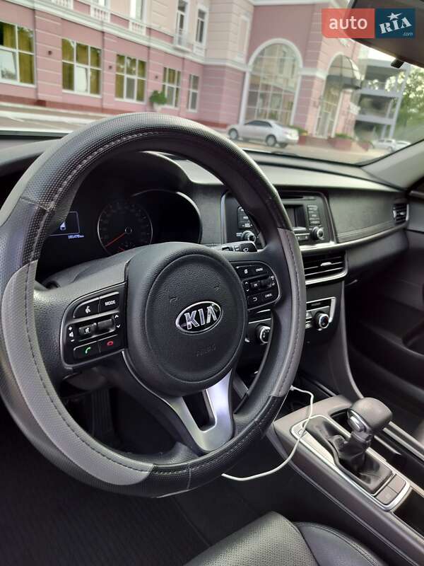 Седан Kia K5 2016 в Одессе