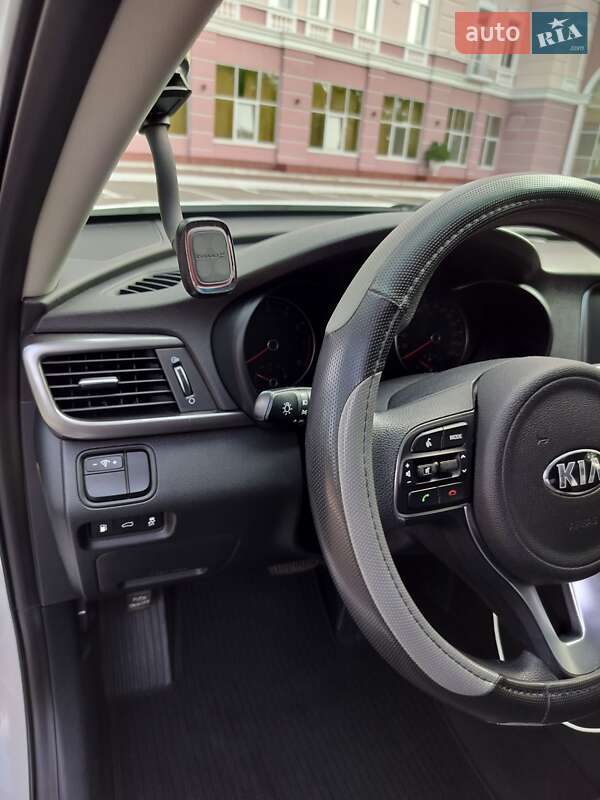Седан Kia K5 2016 в Одессе