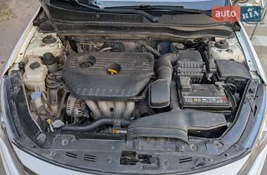 Седан Kia K5 2011 в 