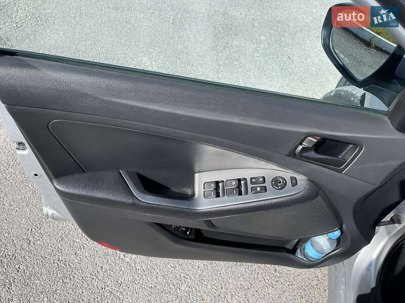 Седан Kia K5 2014 в Гусятине