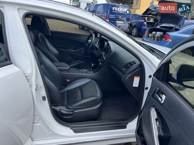 Седан Kia K5 2015 в Львове