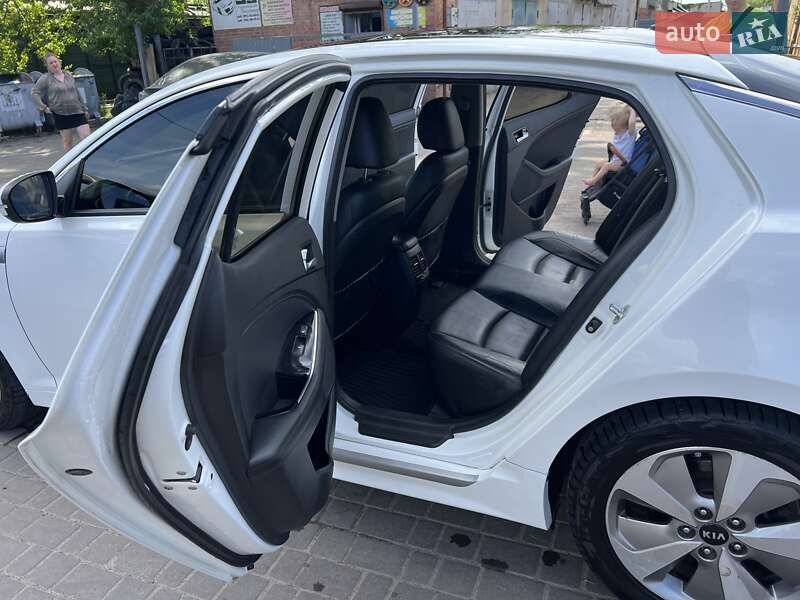 Седан Kia K5 2015 в Львове