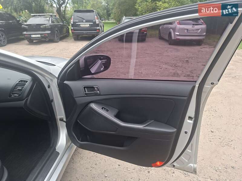 Седан Kia K5 2012 в Хмельницком
