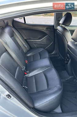 Седан Kia K5 2014 в 