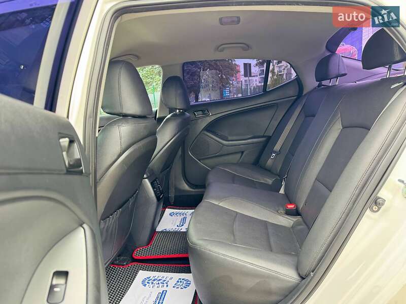 Седан Kia K5 2014 в Львове