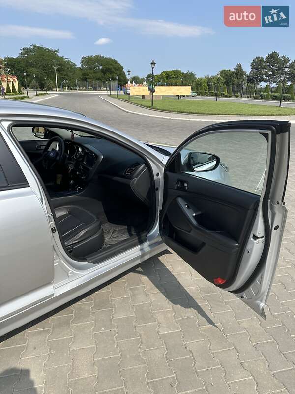 Седан Kia K5 2012 в Измаиле