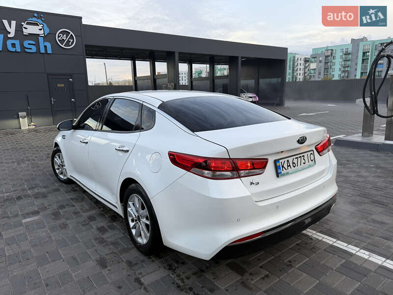 Седан Kia K5 2017 в 