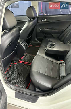 Седан Kia K5 2017 в 