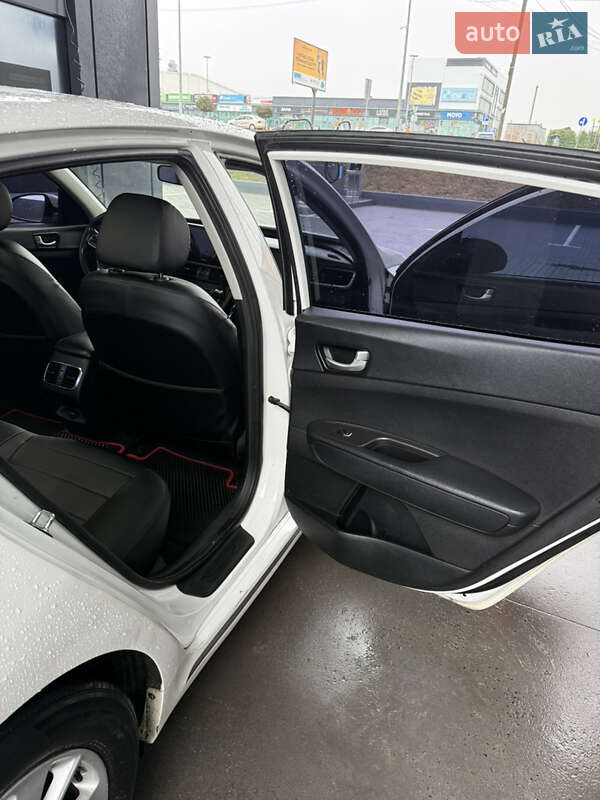 Седан Kia K5 2017 в Киеве