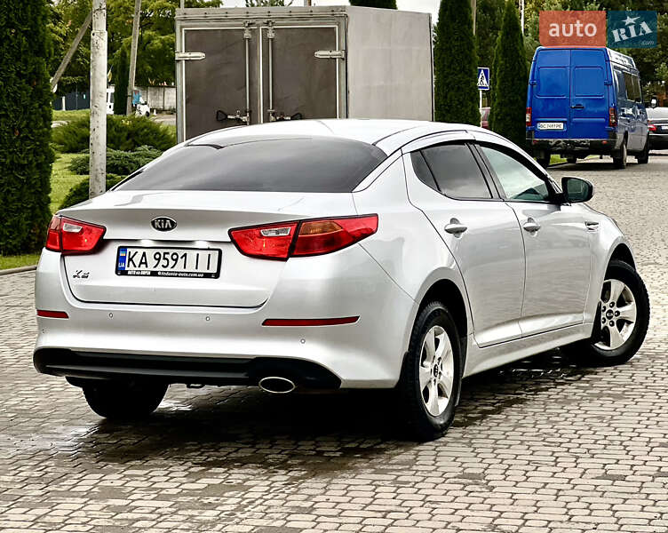 Седан Kia K5 2015 в Самборі
