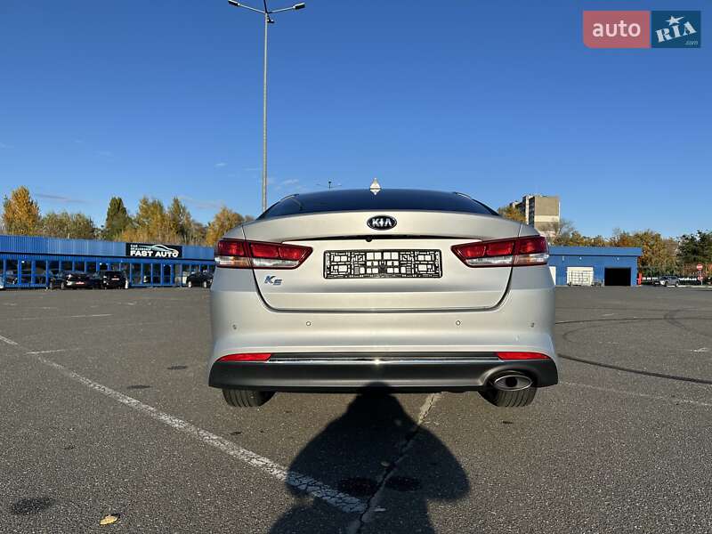 Седан Kia K5 2016 в Киеве