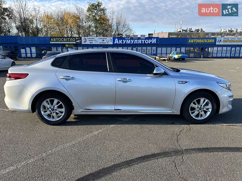 Седан Kia K5 2016 в Киеве