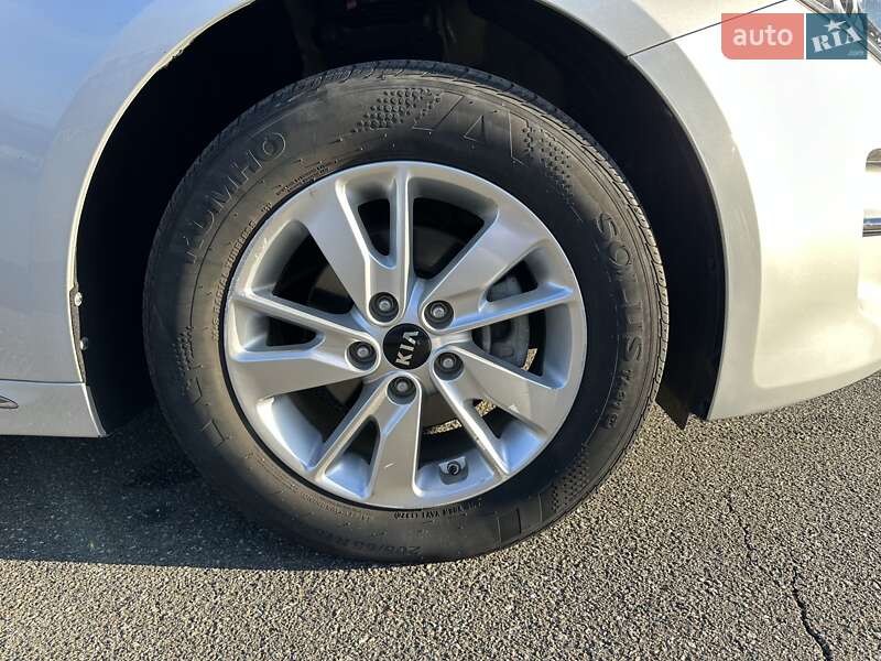 Седан Kia K5 2016 в Киеве